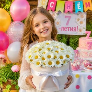 Ромашки в шляпной коробке — нежная летняя композиция с гипсофилой и атласной лентой