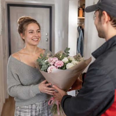 Молодая девушка получает недорогой букет [text id=